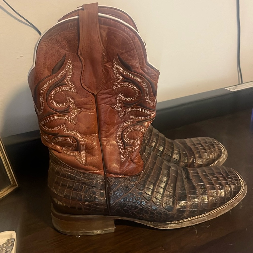 Brown men’s cowboys boots